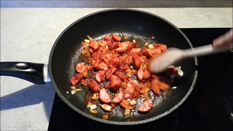 Smažení cibule a papriky