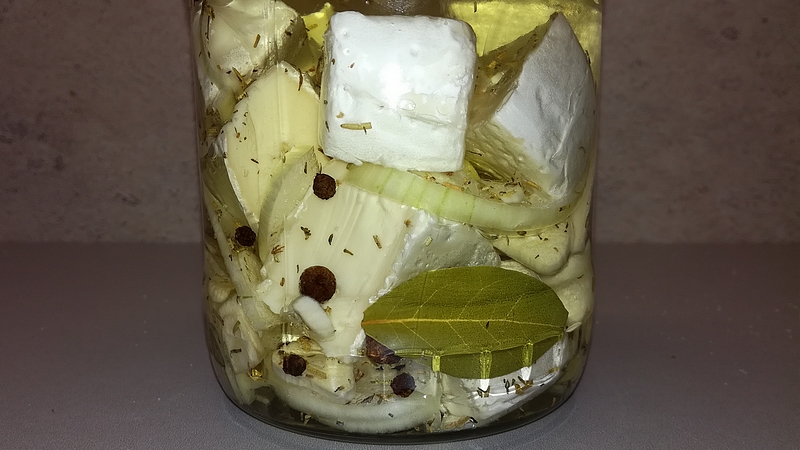 Nakládaný hermelín v oleji s kořením recept