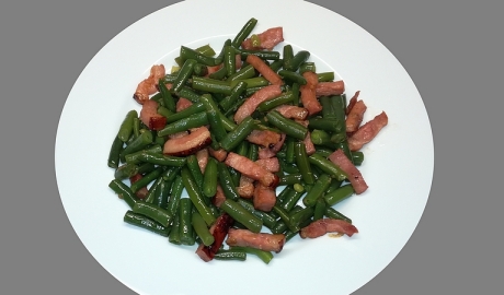 Zelené fazolky s česnekem a slaninou recept