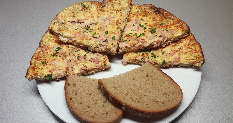 Vaječná omeleta se sýrem a šunkou recept