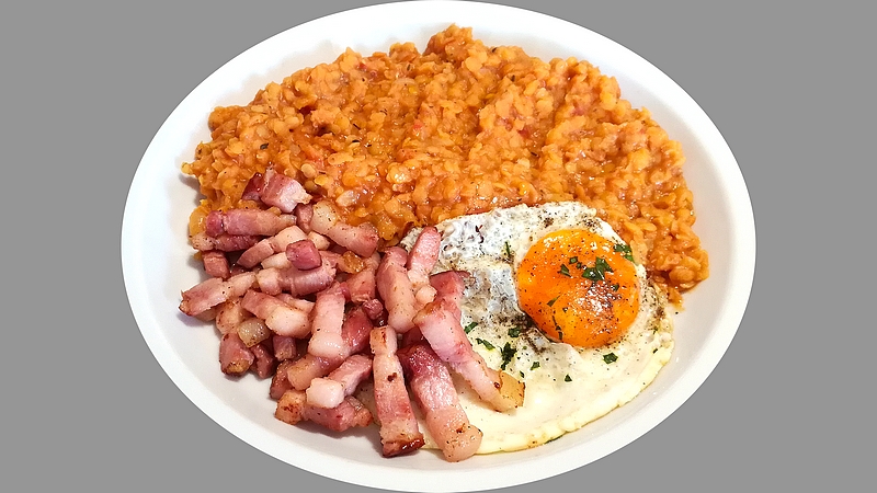 Červená čočka s vejcem a slaninou recept