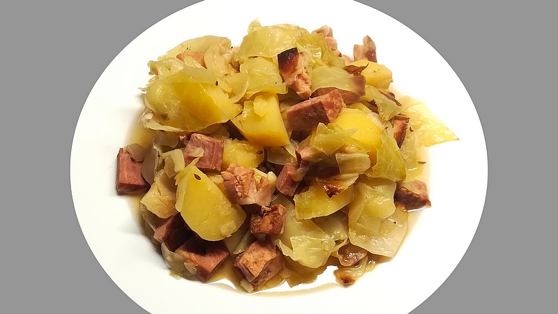 Pečené brambory s uzeným masem a hlávkovým zelím recept