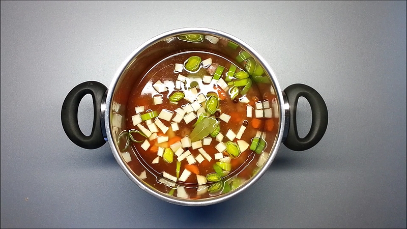 Zeleninová polévka s uzeným masem