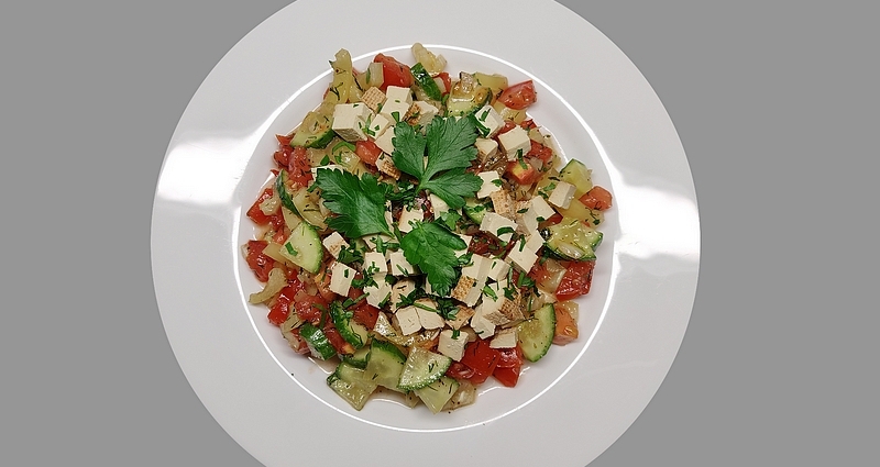 Zdravý zeleninový salát s uzeným tofu recept