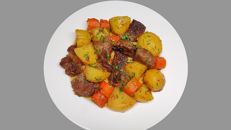 Pomalu pečené hovězí maso s mrkví a bramborami recept