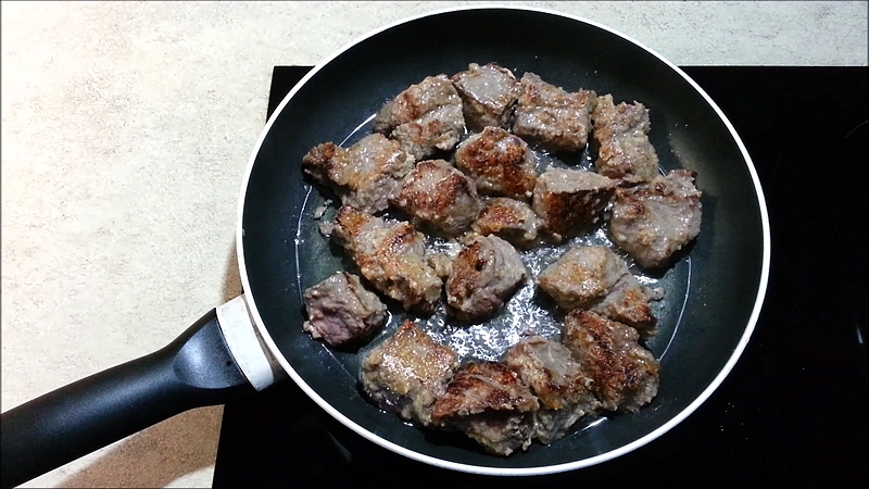 Restované hovězí maso na pánvi