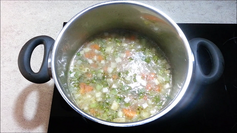 Zeleninová polévka s brokolicí recept