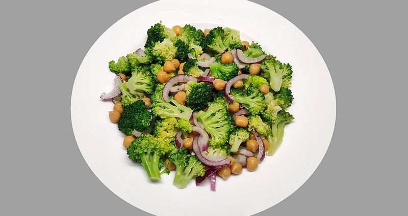 Brokolicový salát s cizrnou recept