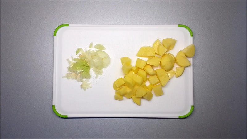 Cibulová polévka s brambory a špenátem recept