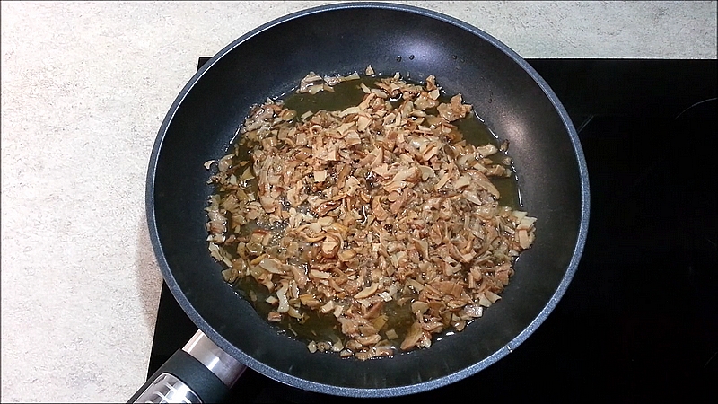 Smažené hříbky na pánvi