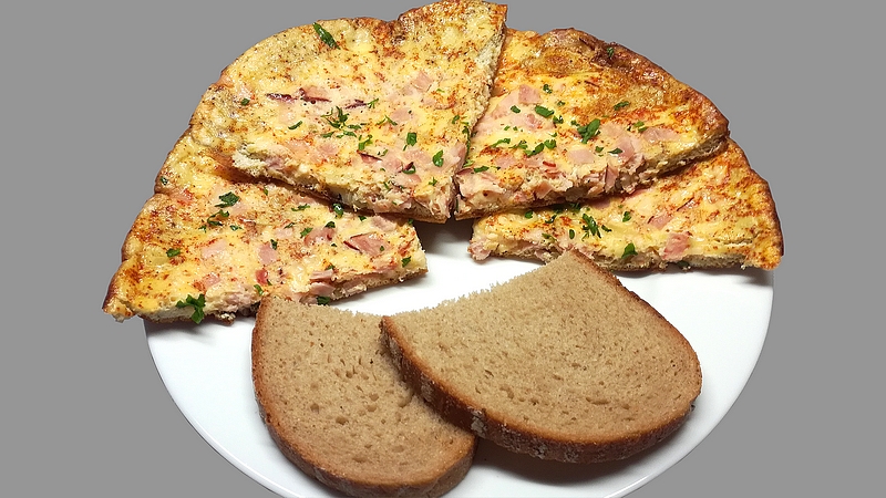 Vaječná omeleta so syrom a šunkou recept