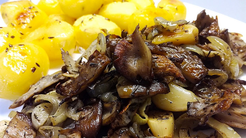 Pečená hliva so zemiakmi, cesnakom a bylinkami recept