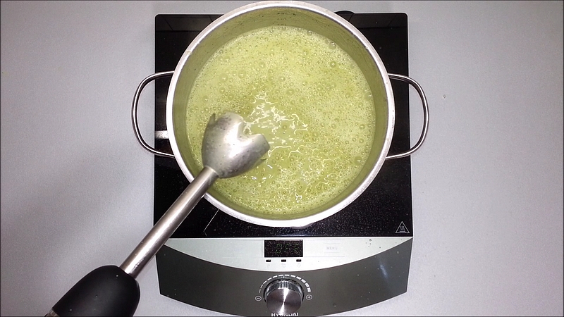 Mixovaná cuketová polévka