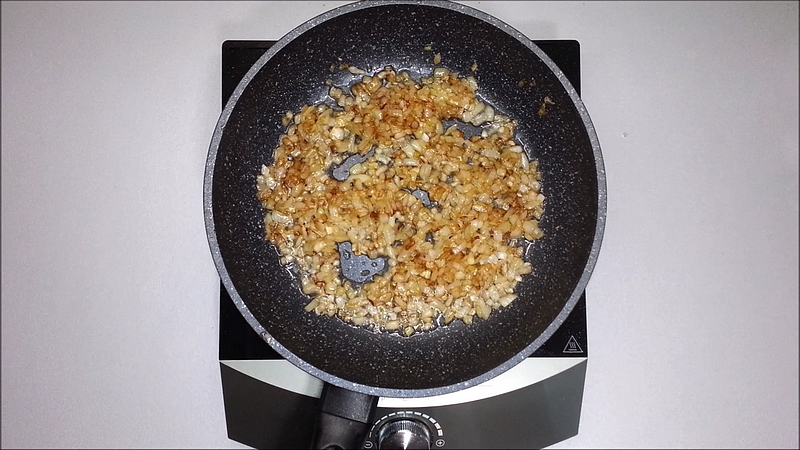 Smažená cibule na pánvi