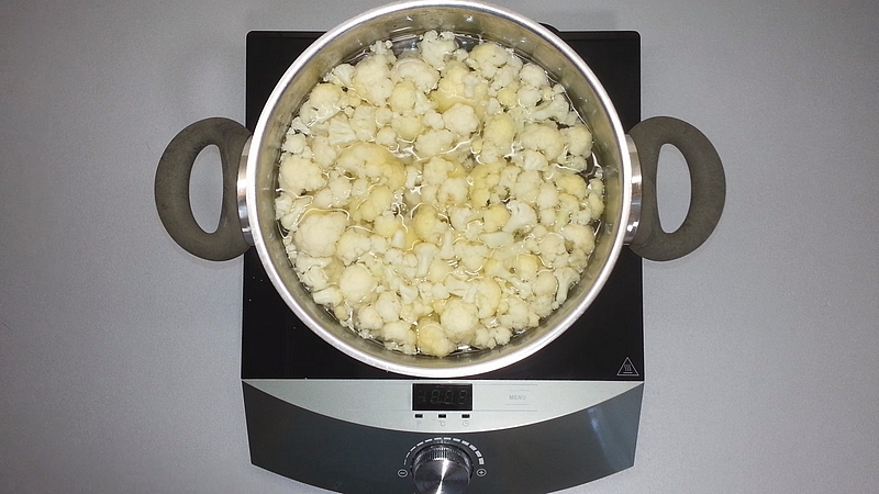 Vařený květák ve vodě