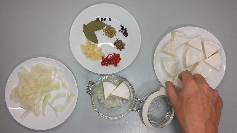 Ingredience na nakládaný hermelín