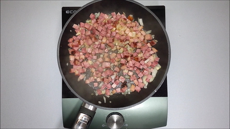 Smažená cibule s anglickou slaninou