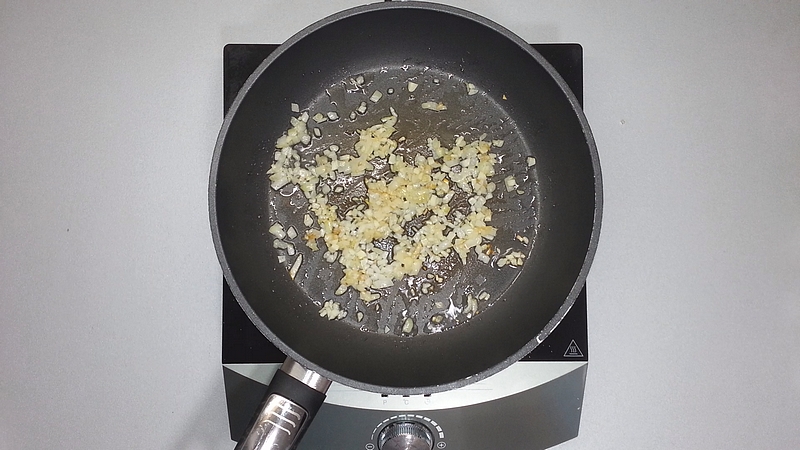 Smažená cibule na pánvi