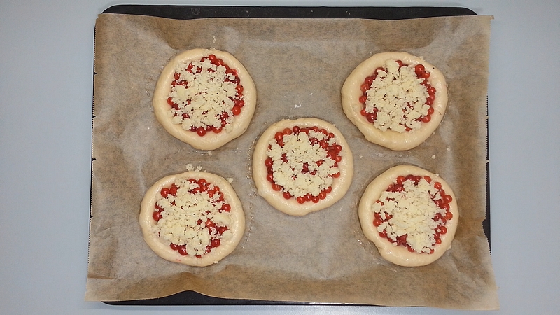 Rybízové koláčky s drobenkou