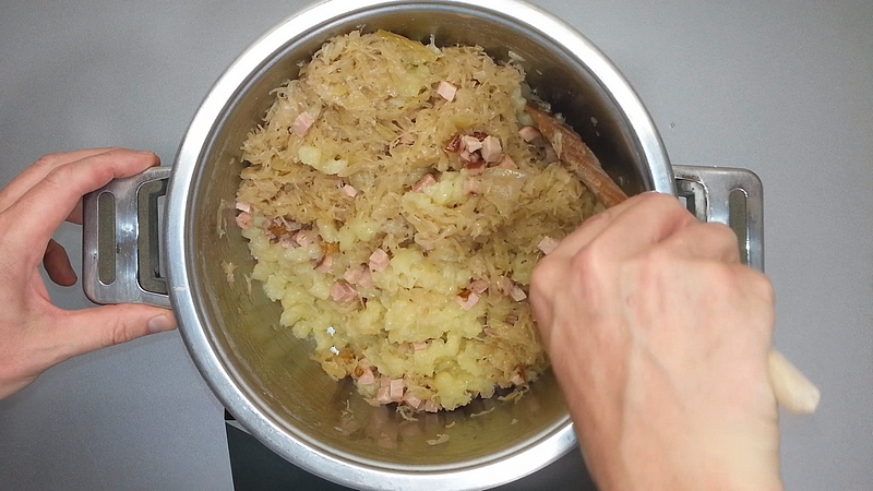 Halušky se zelím a uzeným