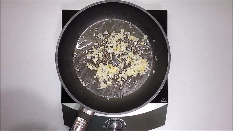 Smažení cibule na pánvi