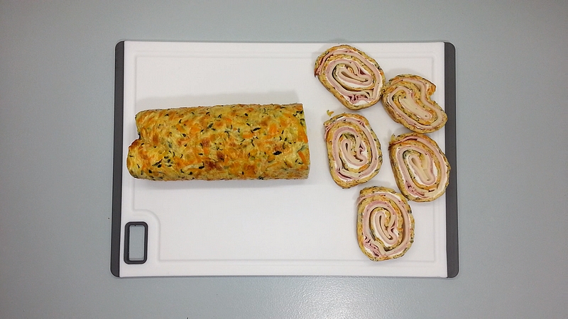 Cuketová roláda se šunkou a sýrem