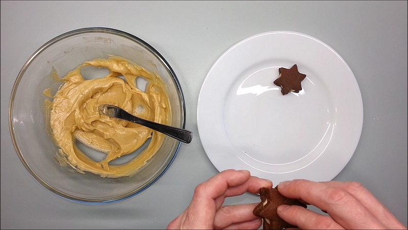 Kávové hvězdičky plněné krémem