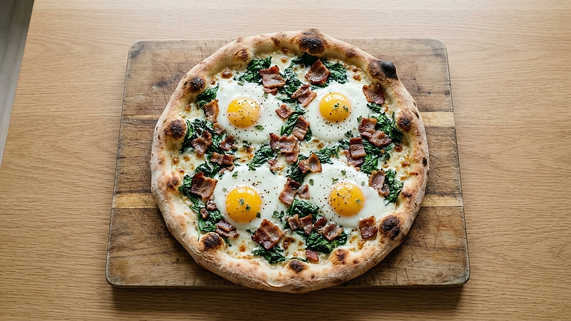 Pizza se špenátem, slaninou a vejcem: Domácí křupavé těsto s bohatou náplní