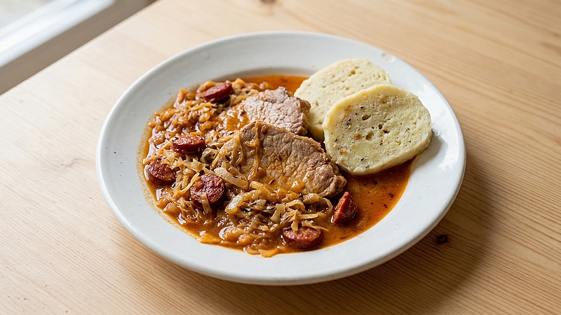 Řízky v klobásovém zelí: Šťavnaté maso dušené s pikantní uzeninou