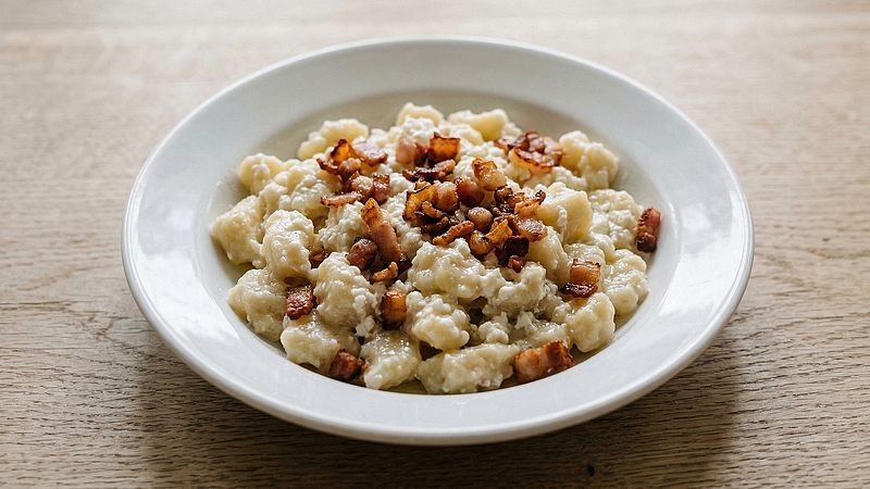 Slovenské halušky: Tradiční bramborové noky s brynzou a slaninou