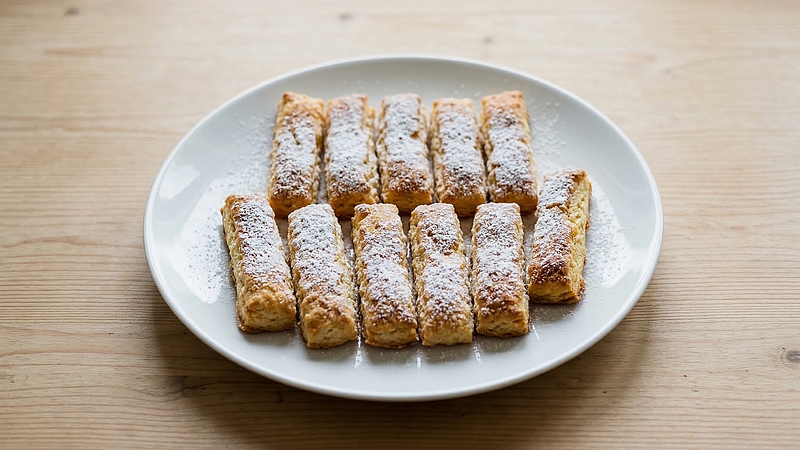 Tvarohové tyčinky: Křehké pečivo z tvarohového těsta obalené v moučkovém cukru