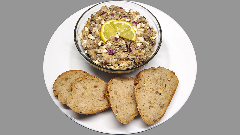 Rybí salát z uzených šprotů recept