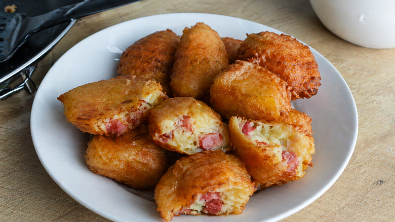 Bramborové koblížky se salámem