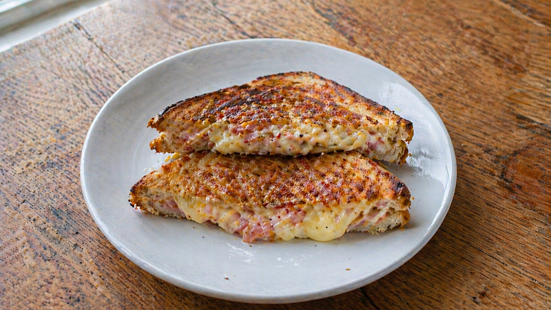 Pikantní tousty se sýrem a šunkou