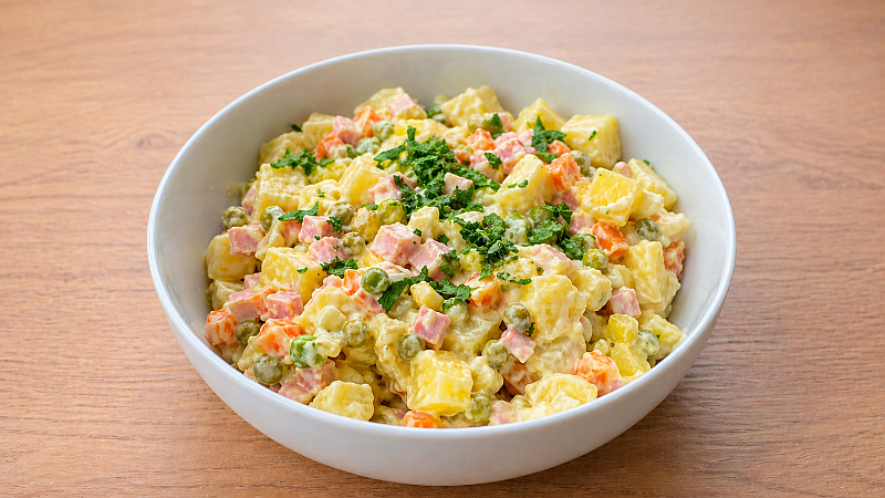 Speciální bramborový salát se šunkou