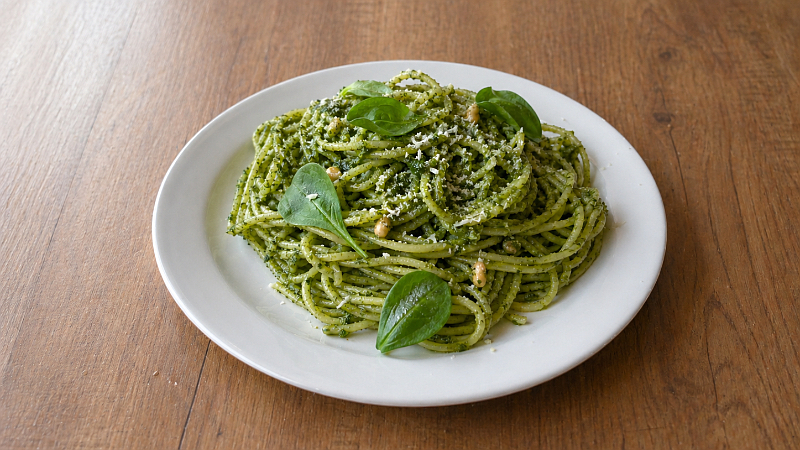 Špagety se špenátovým pestem