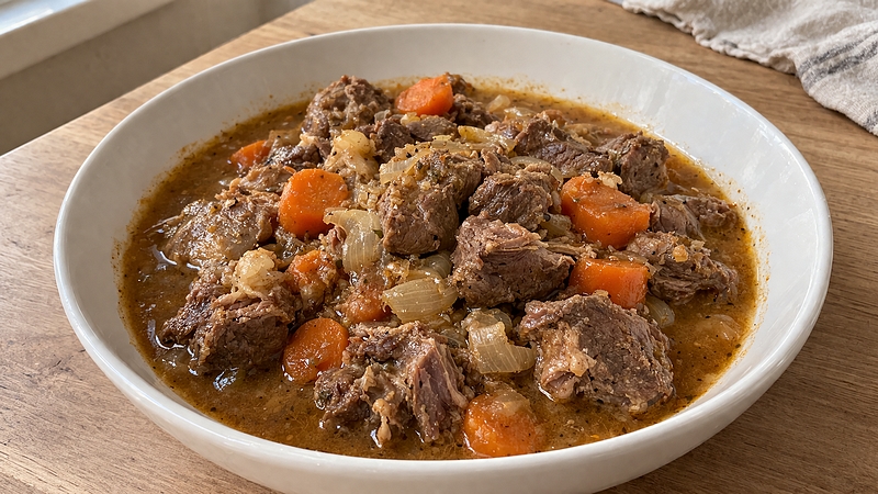 Dušené jehněčí: Jemné maso na víně s bylinkami