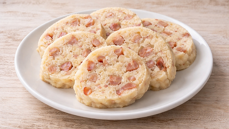 Hrnkové knedlíky s uzeným: Oblíbená domácí klasika bez kynutí