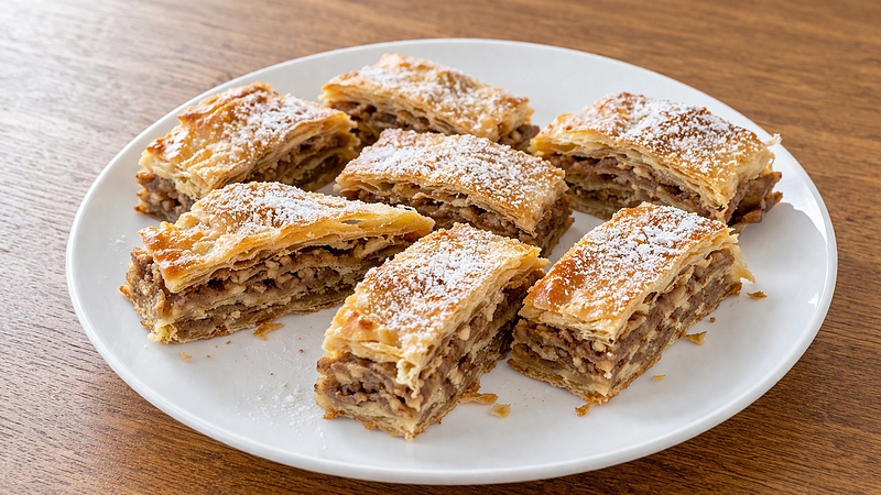 Ořechové řezy z listového těsta: Křehký moučník ke kávě