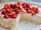 Jahodová Pavlova se šlehačkou a čerstvými jahodami