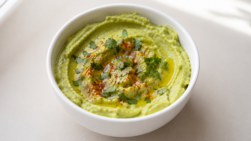 Krémový avokádový hummus v bílé misce