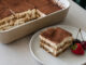 Porce tiramisu s kakaem, jahodami a třešněmi