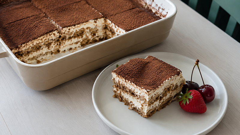 Porce tiramisu s kakaem, jahodami a třešněmi