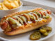 Domácí hot dog s cibulí, okurkou a rozpuštěným sýrem
