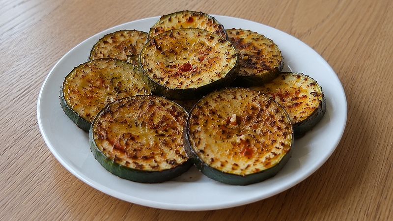 Pečená cuketa v troubě: Pikantní recept s česnekem a bylinkami