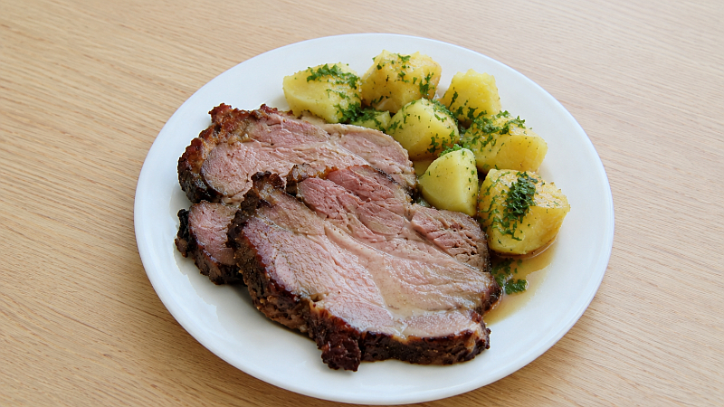Pečené uzené maso s vařenými bramborami