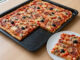 Domácí pizza na plech se salámem a mozzarellou