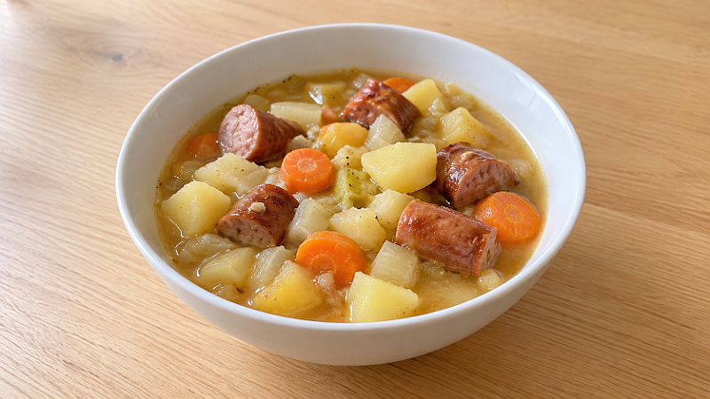 Eintopf s vinnou klobásou, bramborami, mrkví a celerem